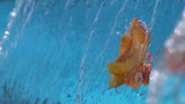 1500 fps de Yavaş Hareket Shot Su Şelale Cascade içine Taze Şeftali Splash Dilimleri