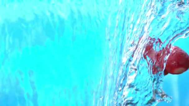 Morango Salpicando Água Derramando Para Baixo Câmera Lenta Tiro 1500 — Vídeo de Stock