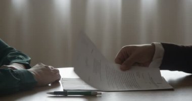 Emlakçı Broker Daire El Sıkışma Kiraladıktan Sonra Müşteriye Emlak Anahtarları Veren Ile Satış veya Mortgage Sözleşme Şartları İmzalama