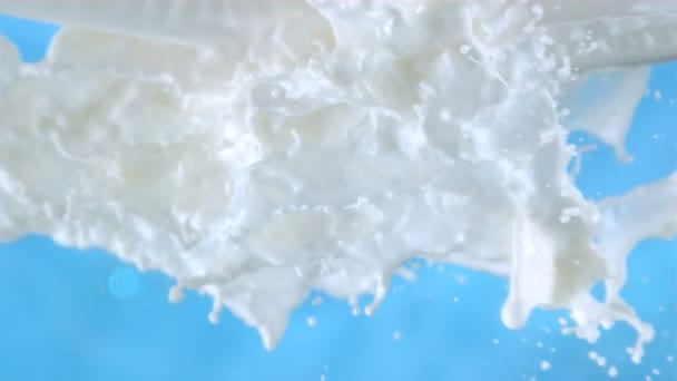 Verse Melk Spatten Lucht Met Cream Drops Swirl Slow Motion — Stockvideo