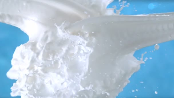 Salpicadura Crema Leche Vierta Con Gotas Primer Plano Alta Velocidad — Vídeo de stock