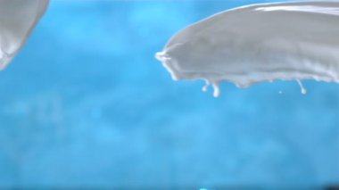 1500 fps'de Yavaş Çekimde Havaya Beyaz Boya Sıçraması