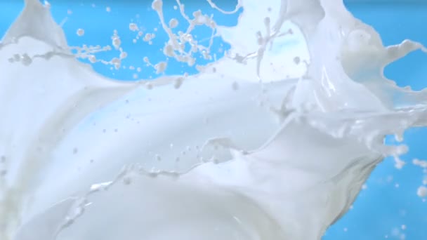 Ondas Leche Salpicando Sobre Fondo Azul Cámara Lenta 1500 Fps — Vídeos de Stock