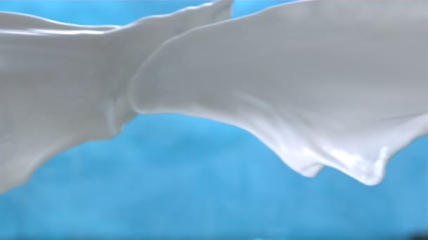 Des Éclaboussures Crème Fraîche Lait Dans Air Sur Fond Bleu — Video