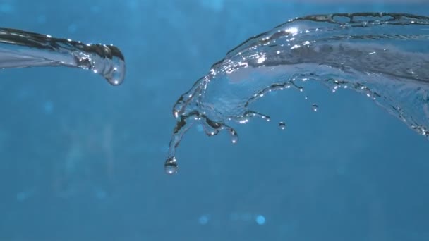 Ausbrüche Reinen Wassers Das Der Luft Auf Blauem Hintergrund Zeitlupe — Stockvideo