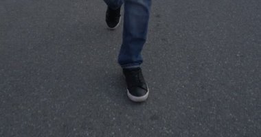 Yavaş Hareket asfalt üzerinde Jeans iki yönde Adam Yürüyüş Feet 