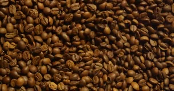 红色研磨机中咖啡豆的顶视图 — 图库视频影像