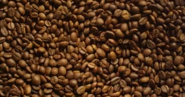 Kaffebönor Slipning Top Shot Närbild Med Ljus Förändras Röd Kamera — Stockvideo