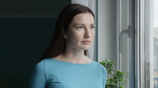 Portrét Ženy Výrazem Nepokojného Smutného Obličeje Stojící Okně Pohled Kameru — Stock video