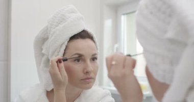 Güzel Kadın Kırmızı Epik Shot Kaşlar Makyaj Uygulayarak