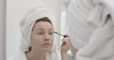 Pretty Woman Kirpik Üzerinde Maskara Uygulama Kırmızı Epik Makyaj Shot yapıyor