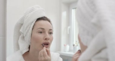 Kadın Kırmızı Epik bir Dudak Kalem shot ile Kontur Yapıyor Makyaj Uygulama