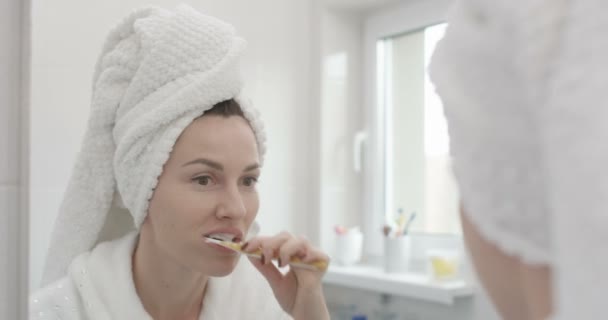 Tanden Poetsen Mooie Vrouw Met Handdoek Hoofd Met Een Tandenborstel — Stockvideo