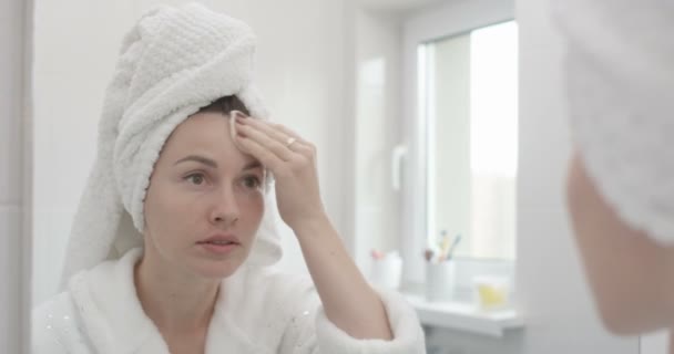 Mujer Limpiando Piel Con Una Almohadilla Algodón Eliminando Disparo Maquillaje — Vídeos de Stock