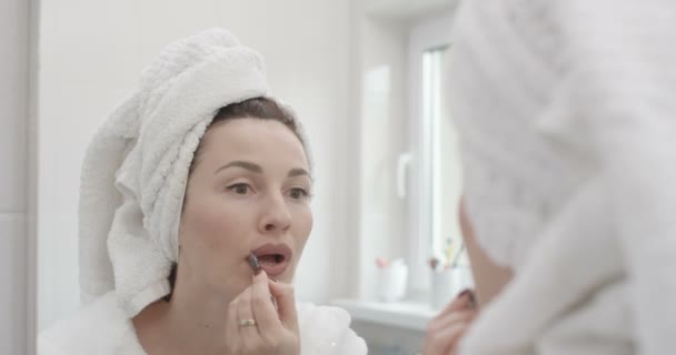 Mulher Aplicando Maquiagem Fazendo Contorno Com Lábio Lápis Tiro Épico — Vídeo de Stock