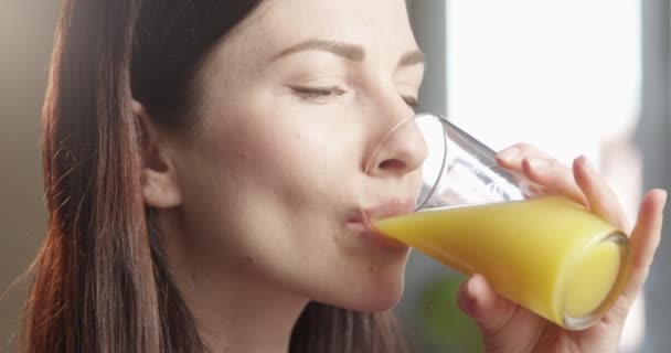 Mulher Sedenta Bebendo Suco Laranja Ambientes Internos Com Sol Brilhando — Vídeo de Stock