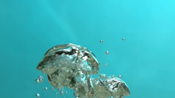 Luftblasen Schweben Und Steigen Blauen Wasser Zeitlupe Die Oberfläche — Stockvideo