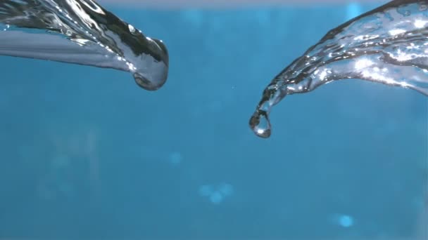 Ondas Agua Pura Salpicando Sobre Fondo Azul Cámara Lenta — Vídeos de Stock