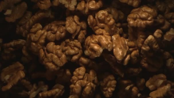 Noix de noix jetées dans l'air en vol à grande vitesse sur fond noir 4k
