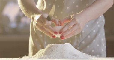 Mutfakta Una Yumurta Kıran Kadın. Kırmızı Kamera 'da Güneş Yavaş Çekimde Parlıyor.