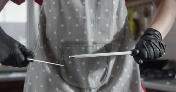 红外摄像机慢镜头下厨房里的女厨师用钢丝绳钳削尖刀具 — 图库视频影像