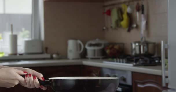 Kobieta Rzucając Warzywa Patelni Kuchni Zwolnionym Tempie Ujęcia Czerwonym Aparacie — Wideo stockowe