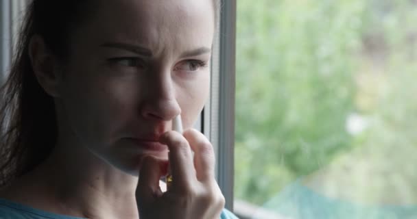 Žena Tekoucím Nosem Pomocí Nosního Spreje Jako Léčba Stojící Okna — Stock video