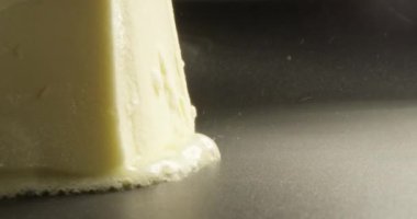 Cızırdayan Tereyağlı Makro Kızartma Tavasında Eriyor