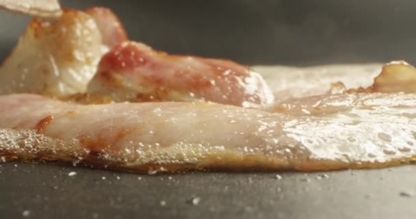 Rebanada Tocino Una Sartén Disparo Primer Plano Cámara Roja — Vídeos de Stock