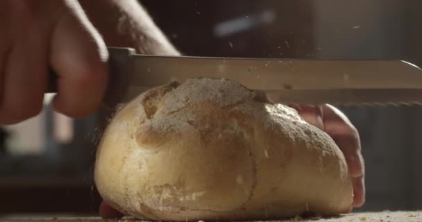 Man Snijden Een Stuk Brood Met Een Mes Keuken Een — Stockvideo