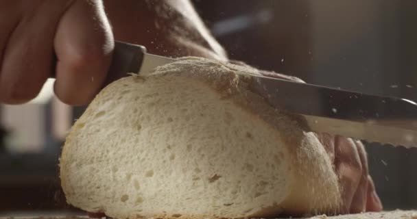Ekmek Yığını Tutan Erkek Kırmızı Kamera Yavaş Çekimde Bir Bıçakla — Stok video