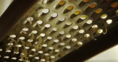 Cheddar Grater 'da Aşçı Eli' nin Düşük Açı Makro Çekimi