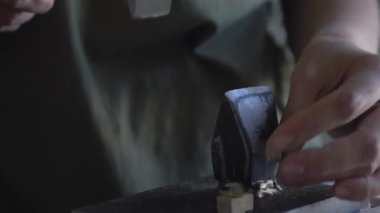 Bir çekiç ve örs yardımıyla ana panelleri video portre yapmak için bir parçası yapar