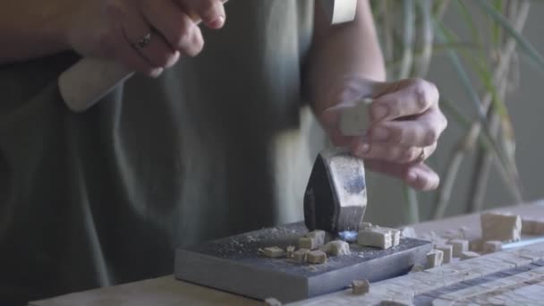 Maestro con la ayuda de un martillo y yunque hace una parte para la fabricación de paneles de vídeo — Vídeos de Stock