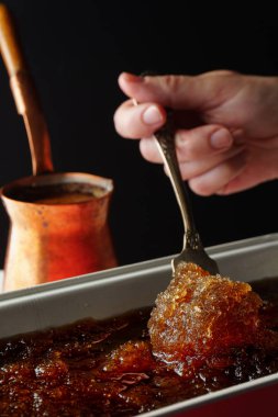 Tablo ve bir kahve makinesi yan görünüm üzerinde soğuk bir tatlı ile oluştururlar