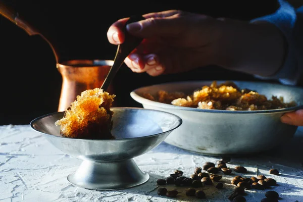 Ciotola con un dessert freddo caffè, un piatto per dessert e un grano sul tavolo primo piano. Granito siciliano — Foto Stock