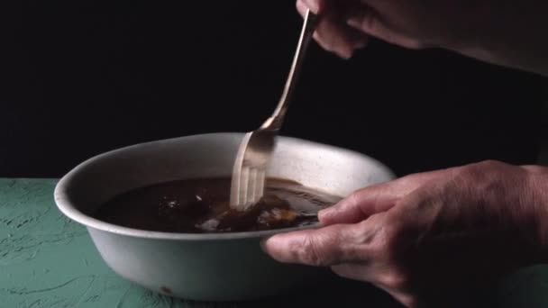 Kvinna väcker dessert från kaffe isen i en skål. Sicilianska granit video — Stockvideo