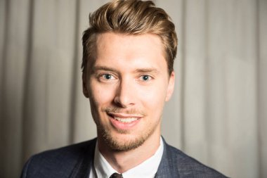 Sarışın ve mavi gözlü genç adam portresi