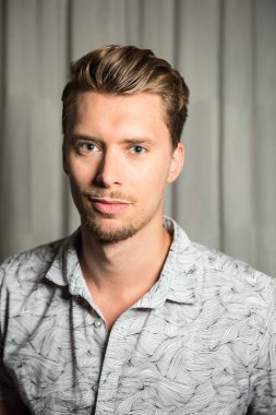 Mavi gözlü bir gencin portresi.