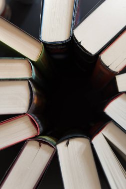 Kitapları arka arkaya bir daire içinde yer
