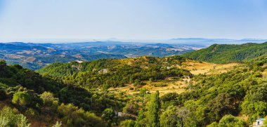 Endülüs 'ün dağları, tepeleri, vadileri, arkasında Cebelitarık ve Fas olan manzarası.