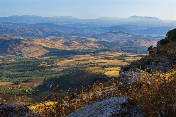 Dağlı, tepeli, ağaçlı ve kayalıklı Endülüs manzarası
