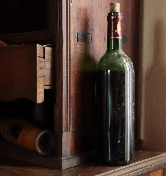 Una Bottiglia Vecchio Vino Rosso Una Credenza Vintage — Foto Stock
