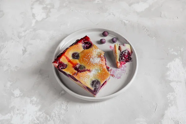 Krajíc Domácího Clafoutis Třešňového Koláče Tradiční Francouzský Dezert Šedém Talíři — Stock fotografie