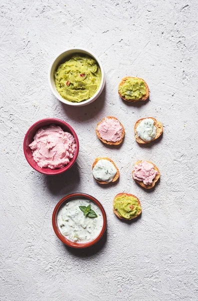 Crostini Tigelas Com Tarama Tzatziki Molho Guacamole Aperitivo Fundo Cinza — Fotografia de Stock