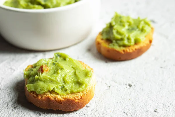 Crostini Nebo Bruschetta Tradiční Mexické Předkrm Guacamole Mísa Zblízka Šedém — Stock fotografie