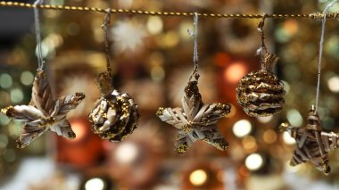 Noel kompozisyonu. Bulanık arkaplanda Noel süslemesi.