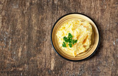 Koyu ahşap arka planda patates ve havuç ezilmiş yaban havucu. Vitamin ve mineral açısından zengin lezzetli ve sağlıklı vejetaryen yemekleri. Üst görünüm, boşluğu kopyala