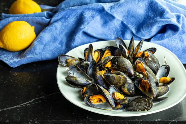 Délicieuses Moules Fraîches Vapeur Sauce Vin Blanc Dans Une Assiette — Photo