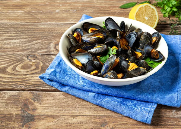 Délicieuses Moules Fraîches Cuites Vapeur Sauce Vin Blanc Dans Une — Photo